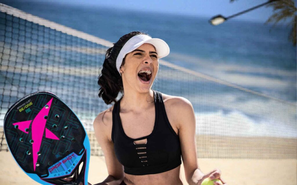 Aluna comemora um ponto vencido durante treino no CT Performance Beach Tennis em Itaipuaçu.