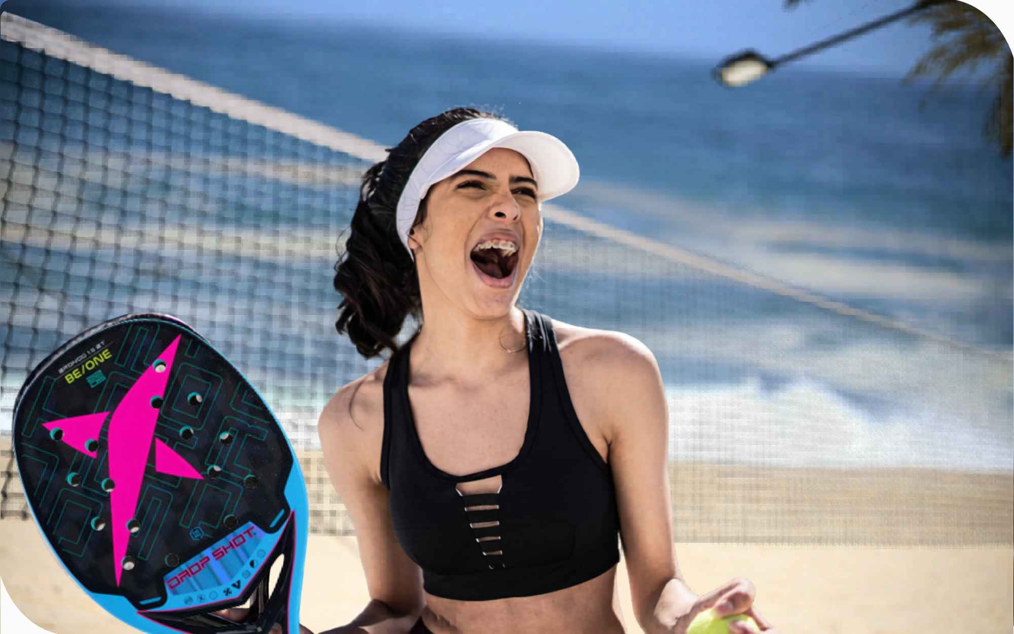 Aluna comemora um ponto vencido durante treino no CT Performance Beach Tennis em Itaipuaçu.