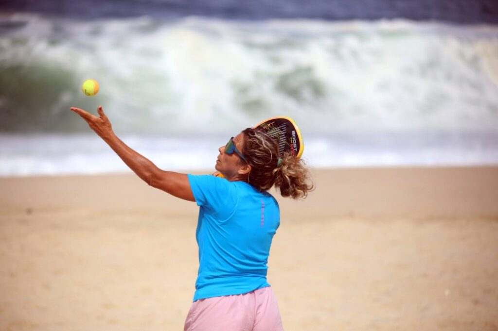 Atleta fazendo o saque num jogo disputado durante evento promovido pelo CT Performance Beach Tennis em Itaipuaçu.