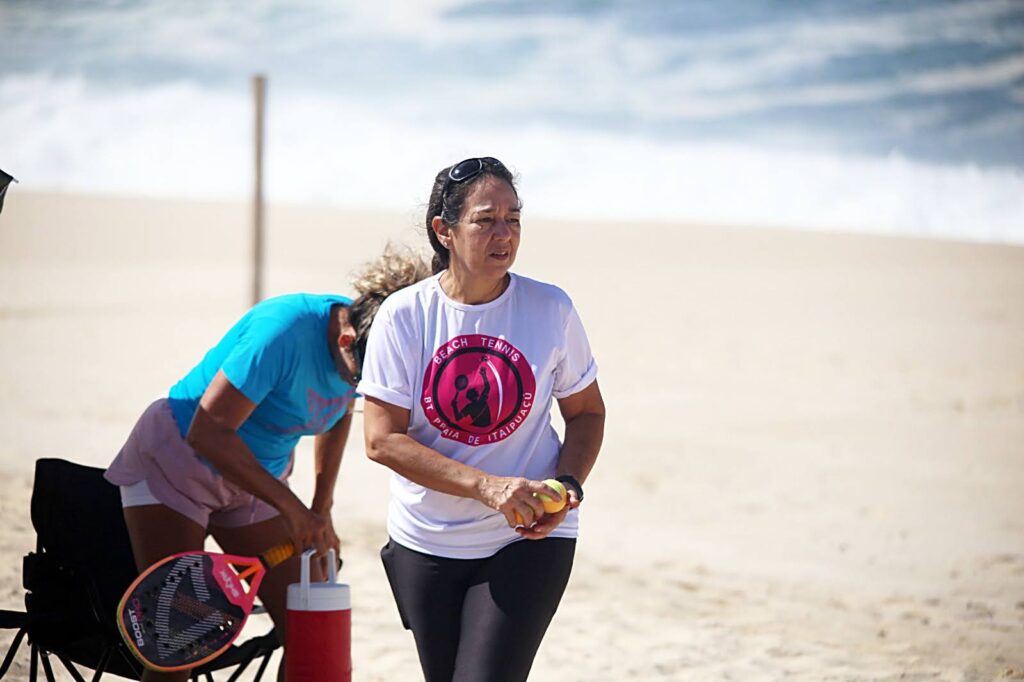 Duas atletas de beach tennis na areia em evento promovido pelo CT Performance Beach Tennis em Itaipuaçu. Foto da galeria de beach tennis em Itaipuaçu.