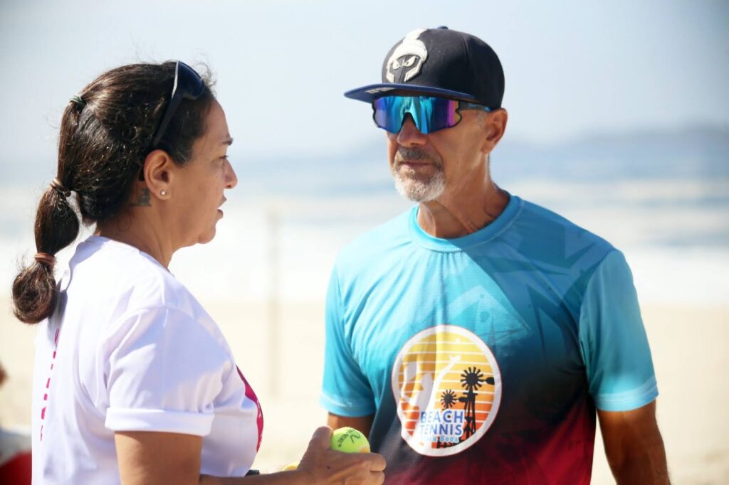Dois atletas conversando durante evento promovido pelo CT Performance Beach Tennis em Itaipuaçu. Foto da galeria de beach tennis em Itaipuaçu