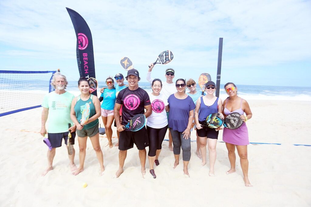 Grupo de alunos e professores posando para foto durante evento no CT Performance Beach Tennis em Itaipuaçu.