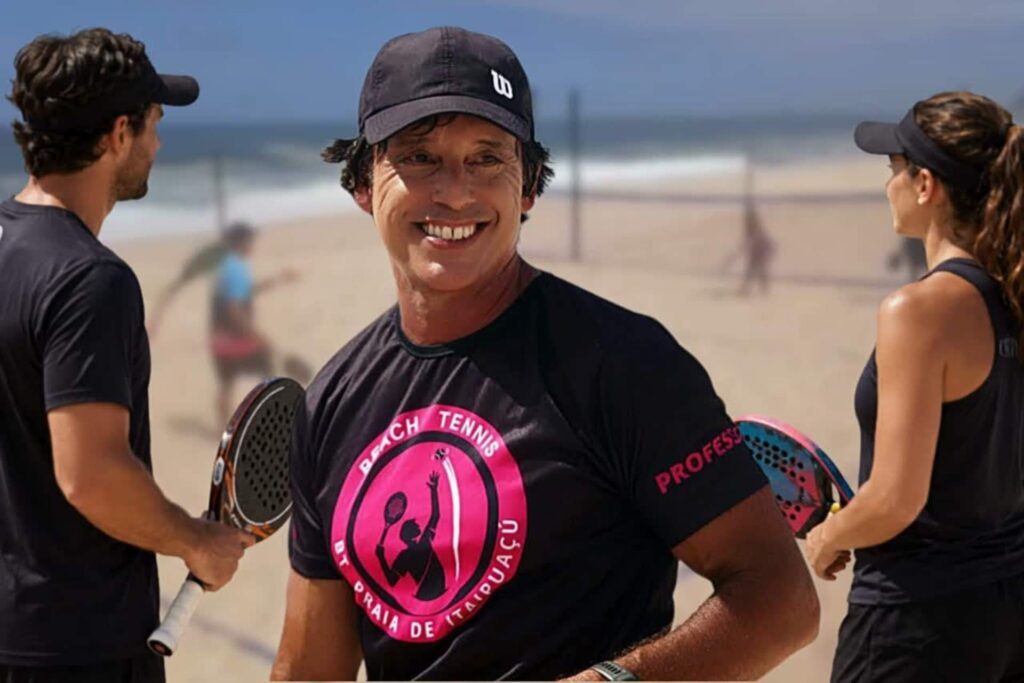 Professor Mauro orientando aulas de beach tennis em Itaipuaçu