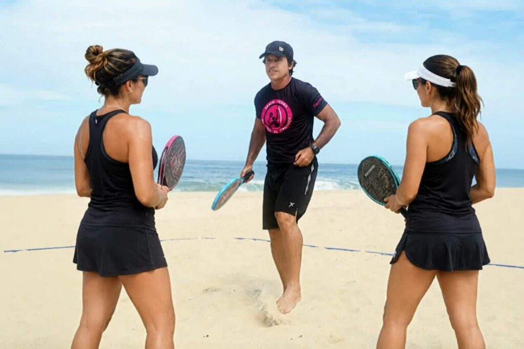Professor do CT Performance BT com duas alunas durante uma aulas de beach tennis em Itaipuaçu