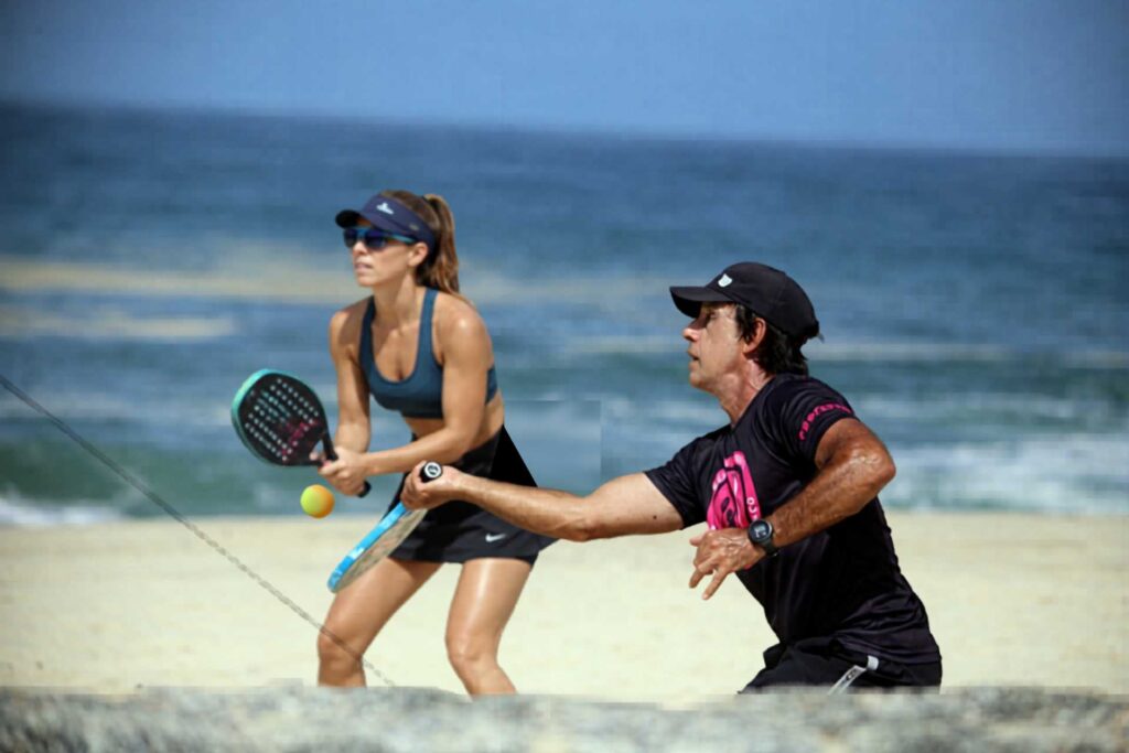 Professor Mauro defendendo um ataque durante jogo de duplas mista em evento no CT Performance Beach Tennis em Itaipuaçu.