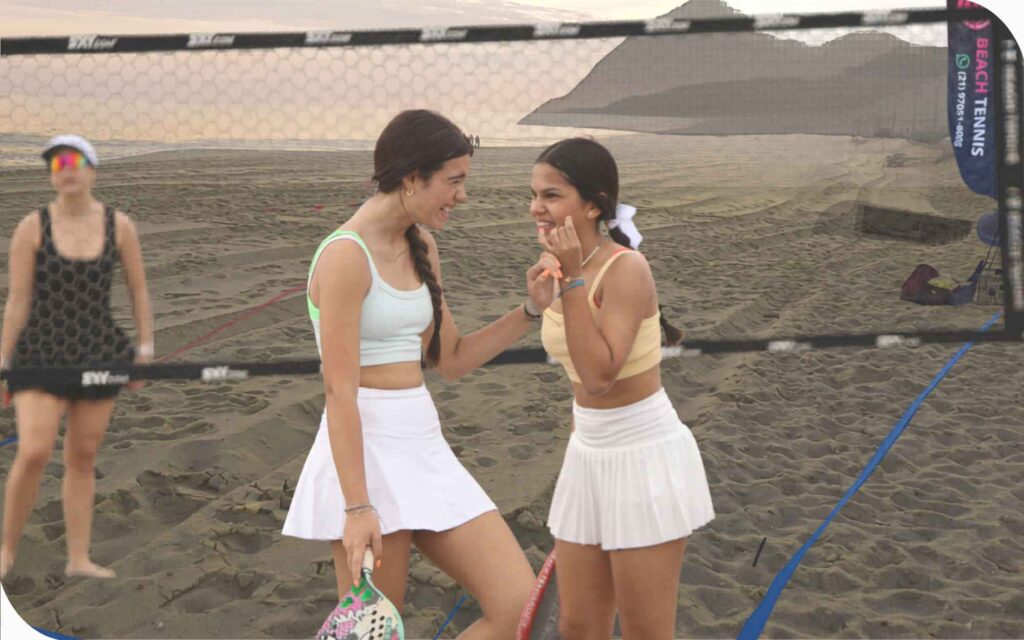 Dupla feminina combinando jogada durante um jogo no treino ocorrido no CT Performance Beach Tennis em Itaipuaçu.